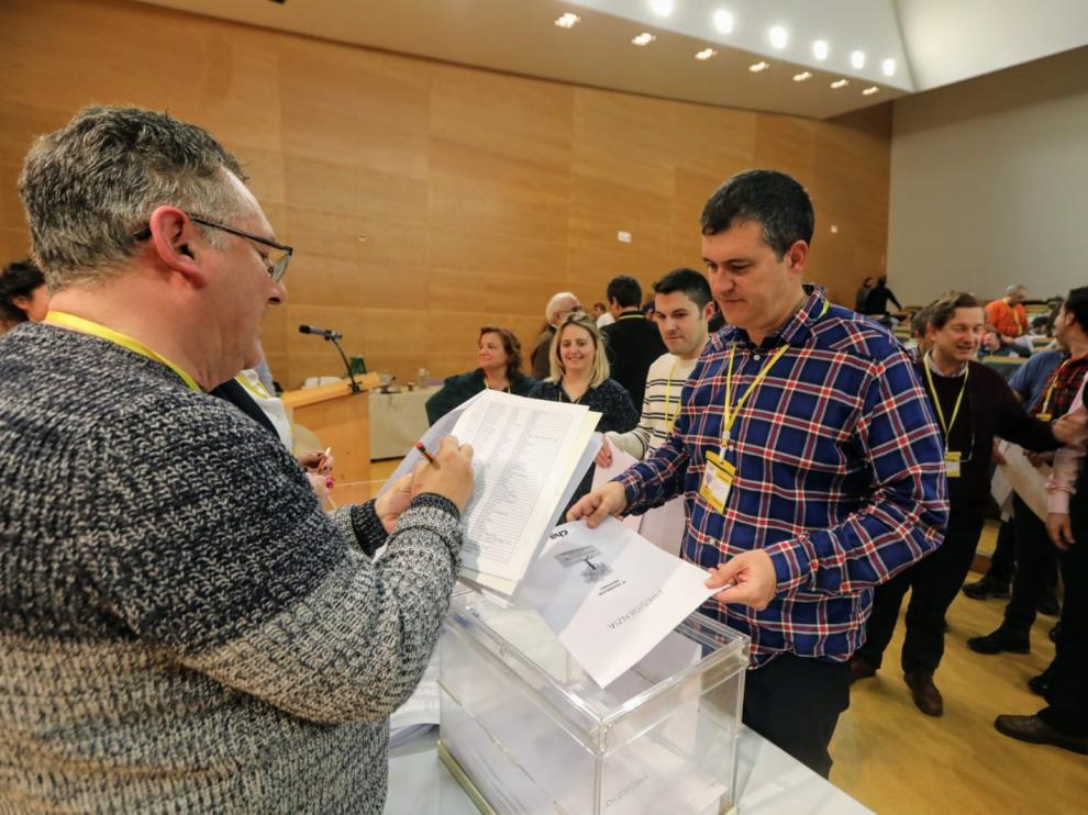 El nuevo presidente de CHA, Joaquín Palacín, deposita la papeleta en la urna de la que ha salido su designación como sucesor de Soro, ayer por la tarde.