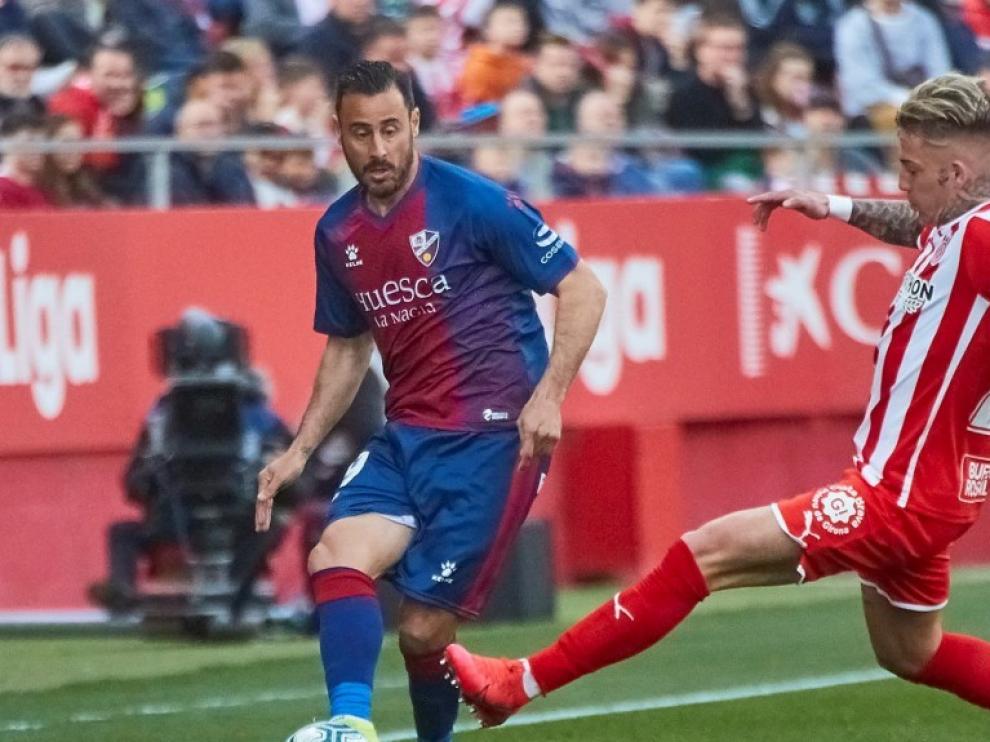 Pedro López trata de poner un centro ante la oposición de Brandon.