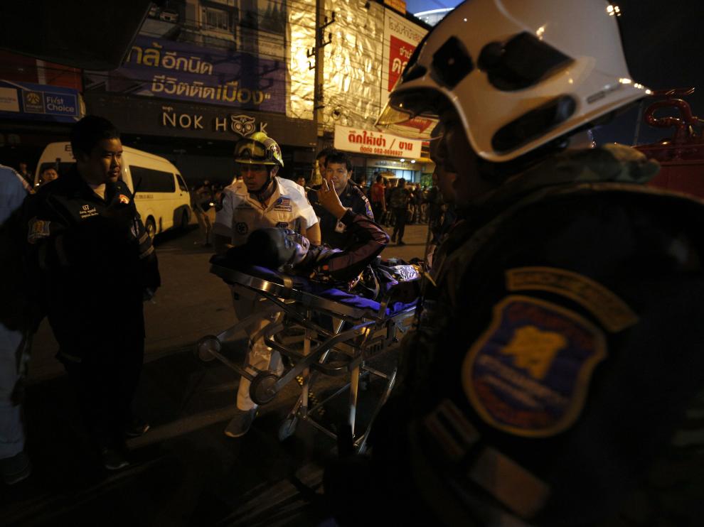 Miembros del Ejército y los servicios de emergencias atienden a uno de los heridos en el tiroteo.