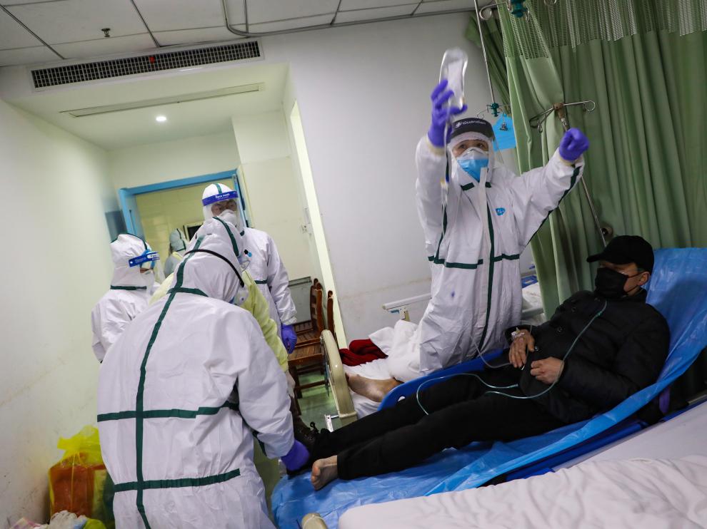 Un equipo médico atiende a un enfermo de coronavirus en un hospital de Wuhan.