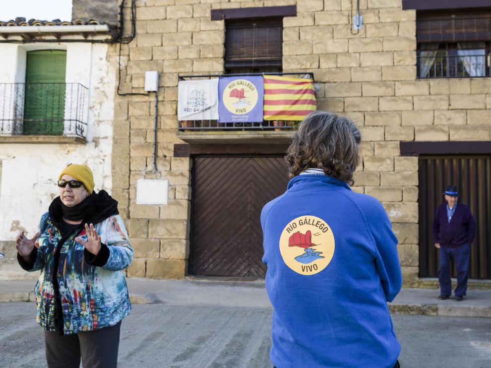Balcones con carteles de 'Gállego vivo' en Biscarrués.