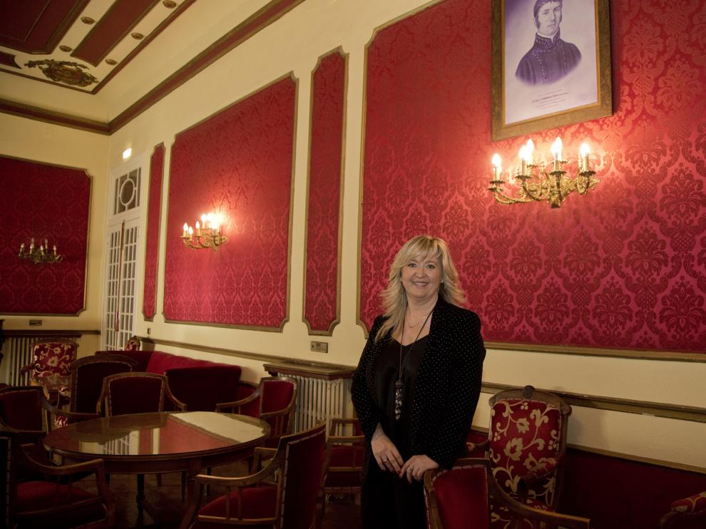 La presidenta del casino bilbilitano, en el interior del conocido como salón rojo.