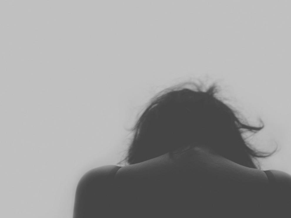 Las mujeres sufren más depresión que los hombres.