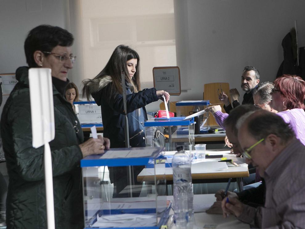 Varios vecinos de Casetas participan en la elección del alcalde de barrio.