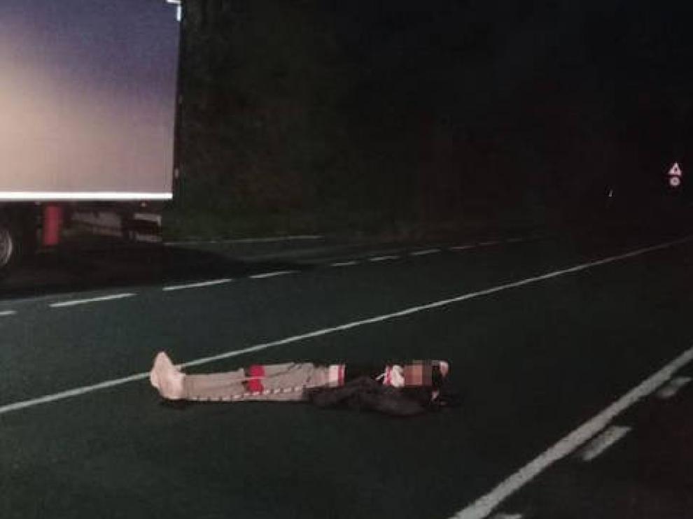 Imagen del hombre tumbado en uno de los carriles de la N-121-A.