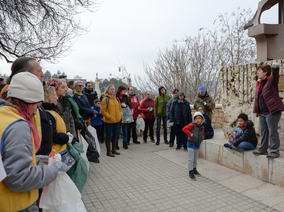 Los participantes en la limpieza de las laderas reciben las últimas instrucciones.