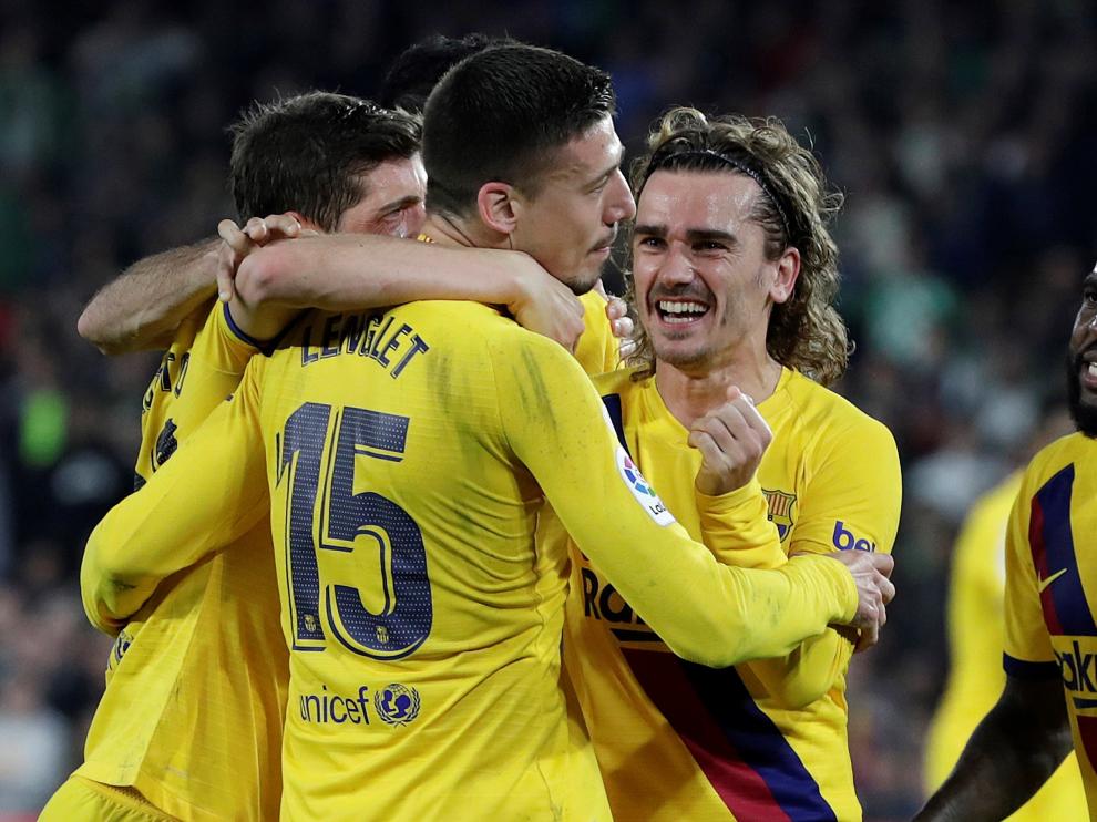 Los futbolistas del Barça felicitan a Lenglet por su gol.