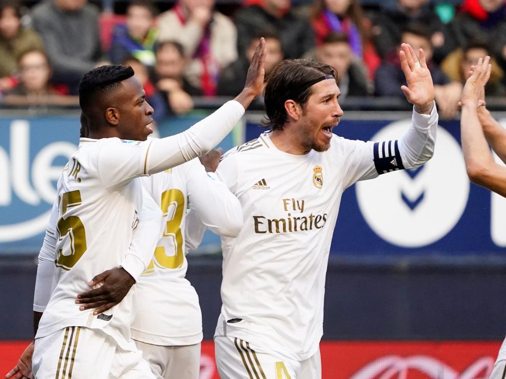Los jugadores del Real madrid celebran uno de sus goles a Osasuna.