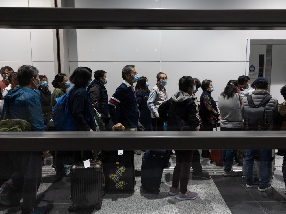 Pasajeros del crucero desembarcan en Hong Kong.
