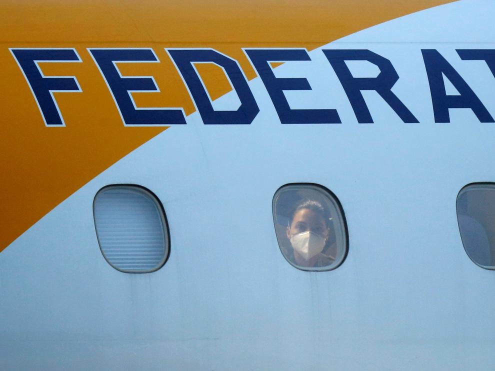 Una pasajera que viaja en un avión procedente de Wuhan.