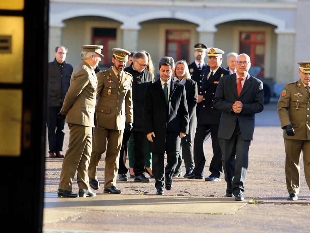 Visita del alcalde de Huesca al cuartel junto a responsables del Ministerio y del Ejército.