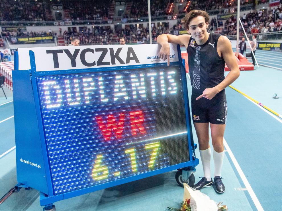 Armand Duplantis logra un nuevo récord mundial.