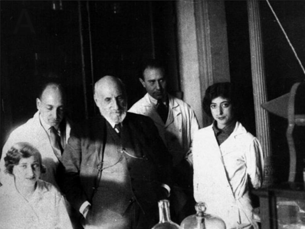 Carmen Serra (hermana de Manuela), José María Villaverde, Santiago Ramón y Cajal, Fernando de Castro y Enriqueta 'Ketty' Lewy.