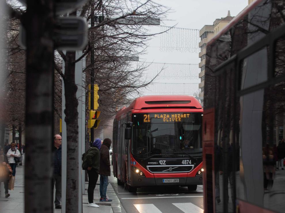 Dos autobuses, a su paso por el paseo de la Independencia.