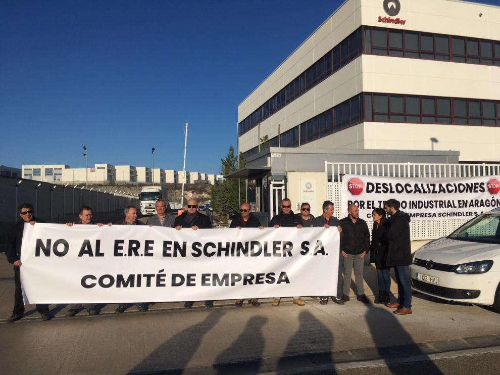La eurodiputada Sira Rego ha visitado esta mañana al comité de Schindler para mostrar su solidaridad con los 119 despidos incluidos en el ERE presentado por la compañía