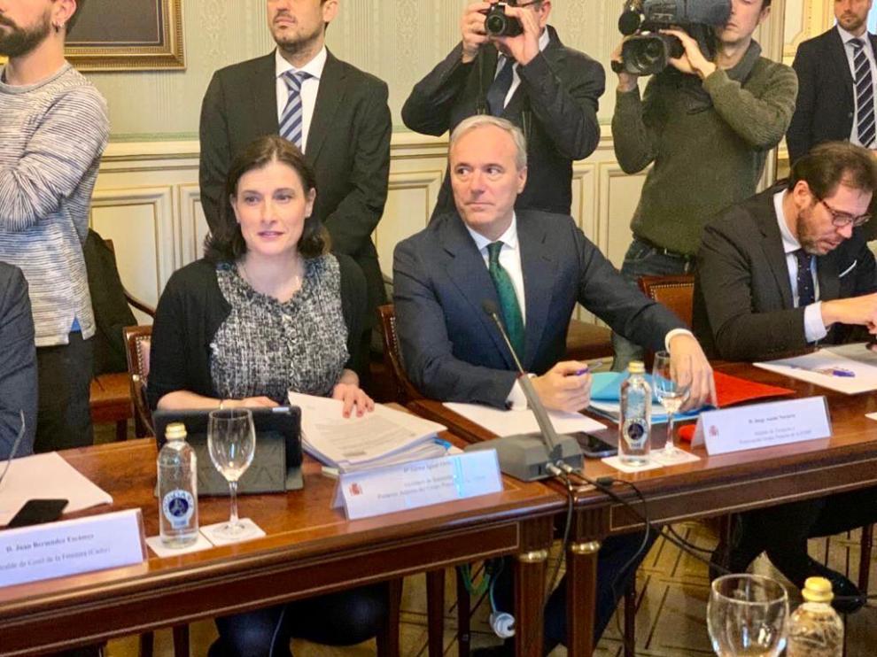Jorge Azcón junto a en una reunión celebrada este lunes en el Ayuntamiento de la capital aragonesa