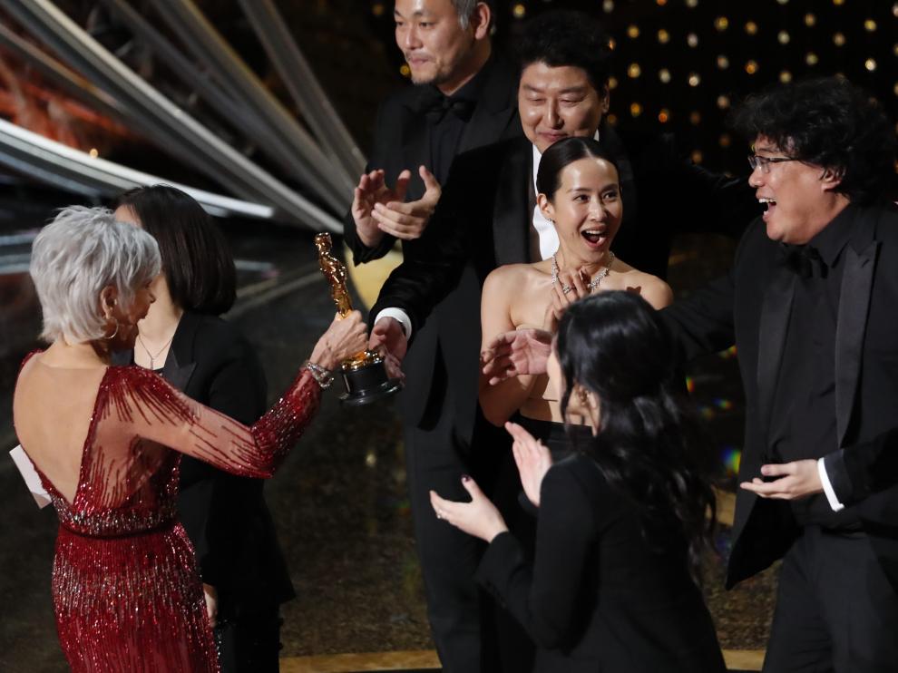 Kwak Sin Ae y Bong Joon Ho reciben el premio a Mejor Película de manos de Jane Fonda.