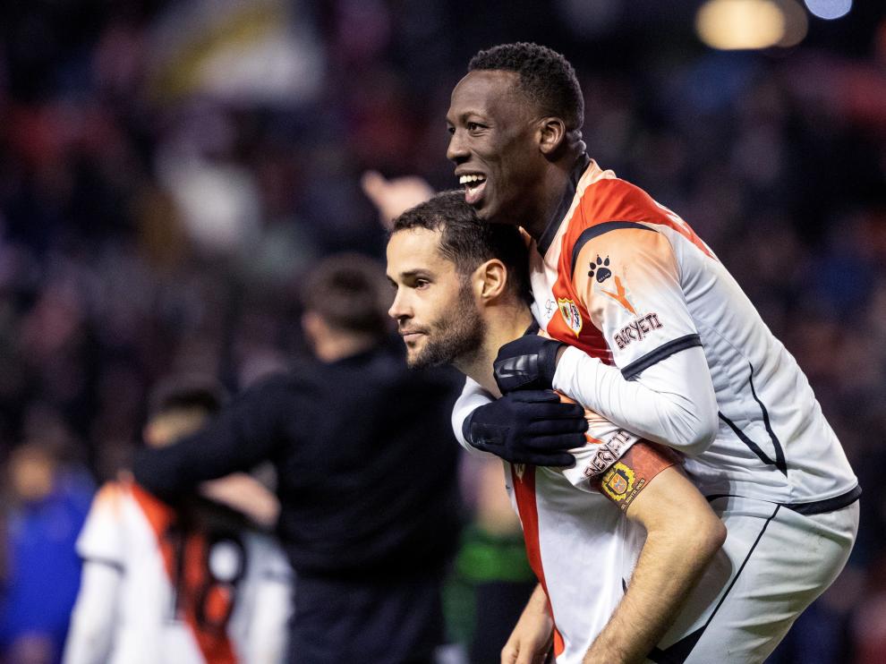 Los jugadores del Rayo Vallecano, Mario Suárez (i) y el peruano Luis Advíncula, en un partido de la Copa del Rey de enero