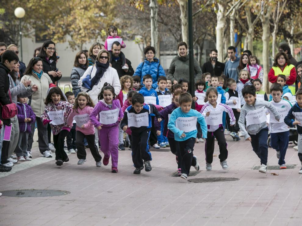 Más de medio centenar de alumnos del colegio Vadorrey, uno de los colegios de Zaragoza que participa en el estudio, en una imagen de archivo de una carrera popular.