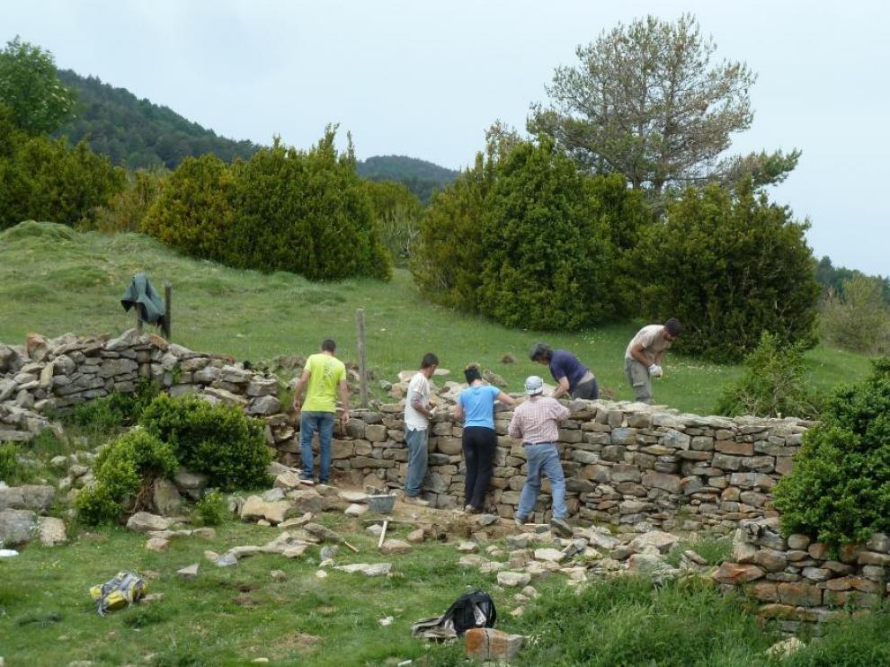 Participantes en uno de los talleres de piedra seca en Sobrarbe.