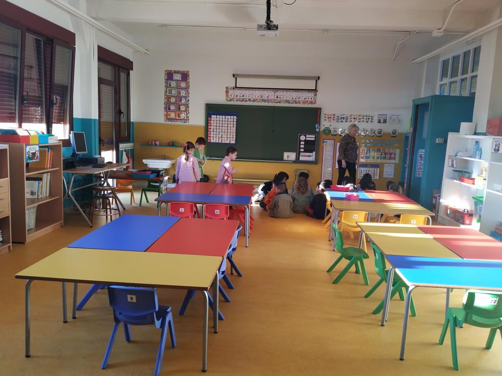 Los niños se preparan para celebrar la asamblea con la que comienzan cada jornada en su aula renovada tras el incendio.