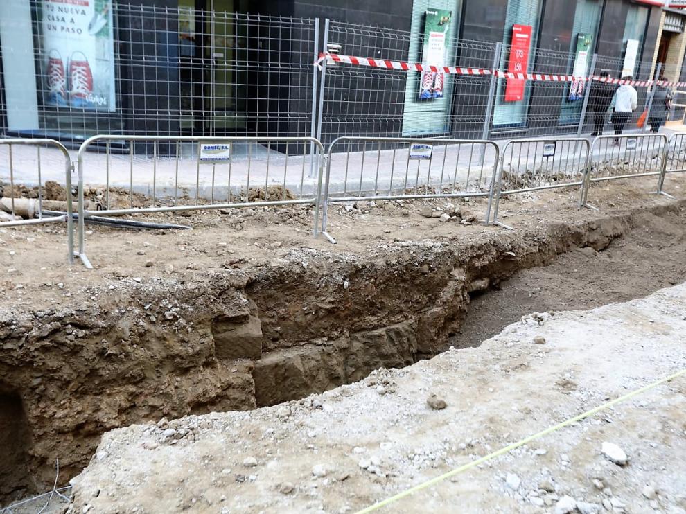 Restos de la cimentación de época romana en el Coso que ya han quedado cubiertos.
