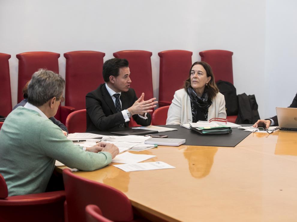 El concejal de Urbanismo, Víctor Serrano, junto a ediles de la oposición, durante la reunión de este lunes.