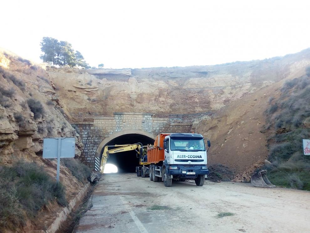 Trabajos en la ladera situada junto al túnel de la N-II a la salida de Fraga.