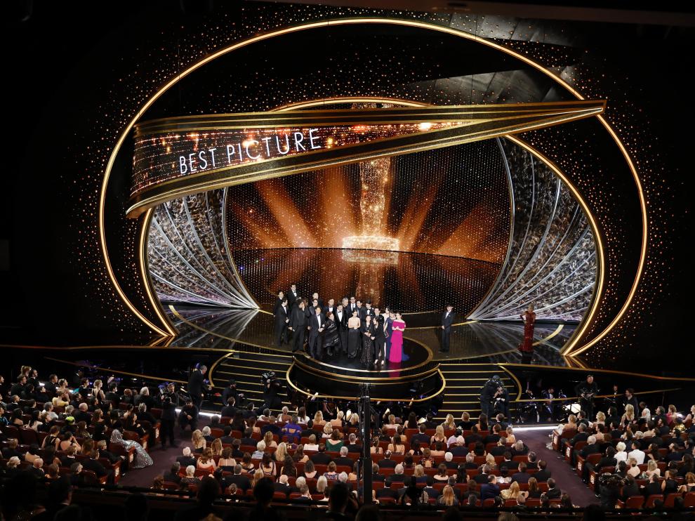 Hollywood (United States), 09/02/2020.- The cast and crew of 'Parasite' after winning the Oscar for the Best Motion Picture of the Year for 'Parasite' during the 92nd annual Academy Awards ceremony at the Dolby Theatre in Hollywood, California, USA, 09 February 2020. The Oscars are presented for outstanding individual or collective efforts in filmmaking in 24 categories. (Estados Unidos) EFE/EPA/ETIENNE LAURENT Ceremony - 92nd Academy Awards