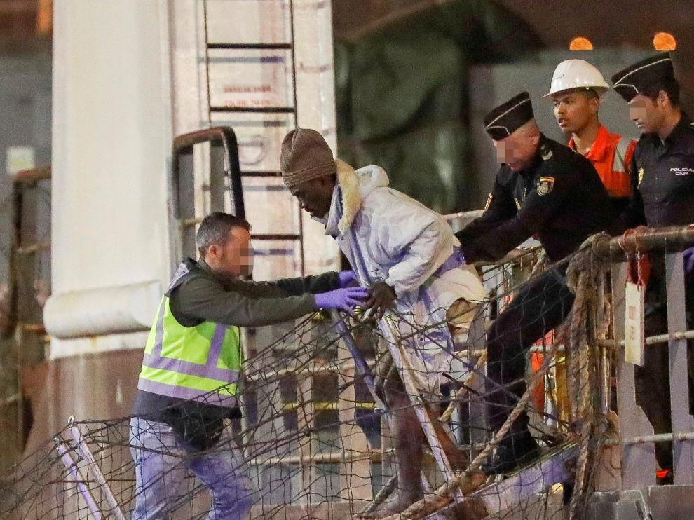 Uno de los supervivientes desembarcando este lunes en Canarias
