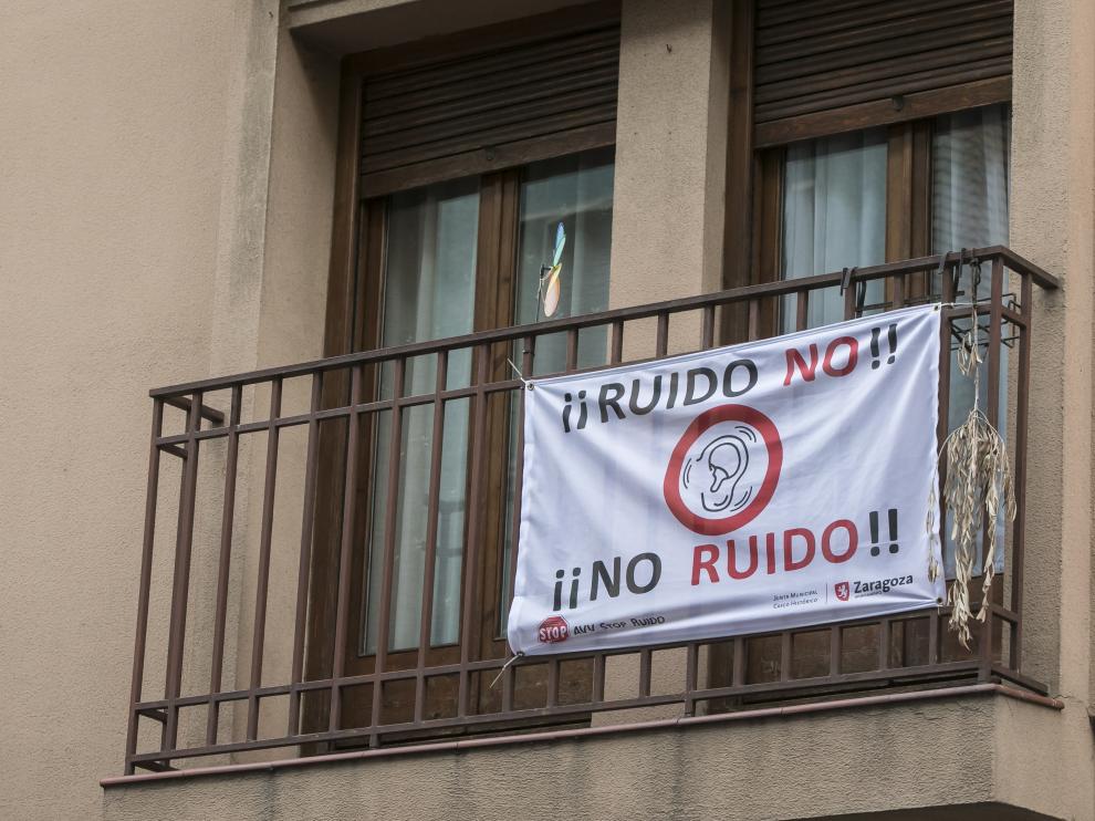 Varios carteles contra el ruido nocturno salpican el Casco Histórico.