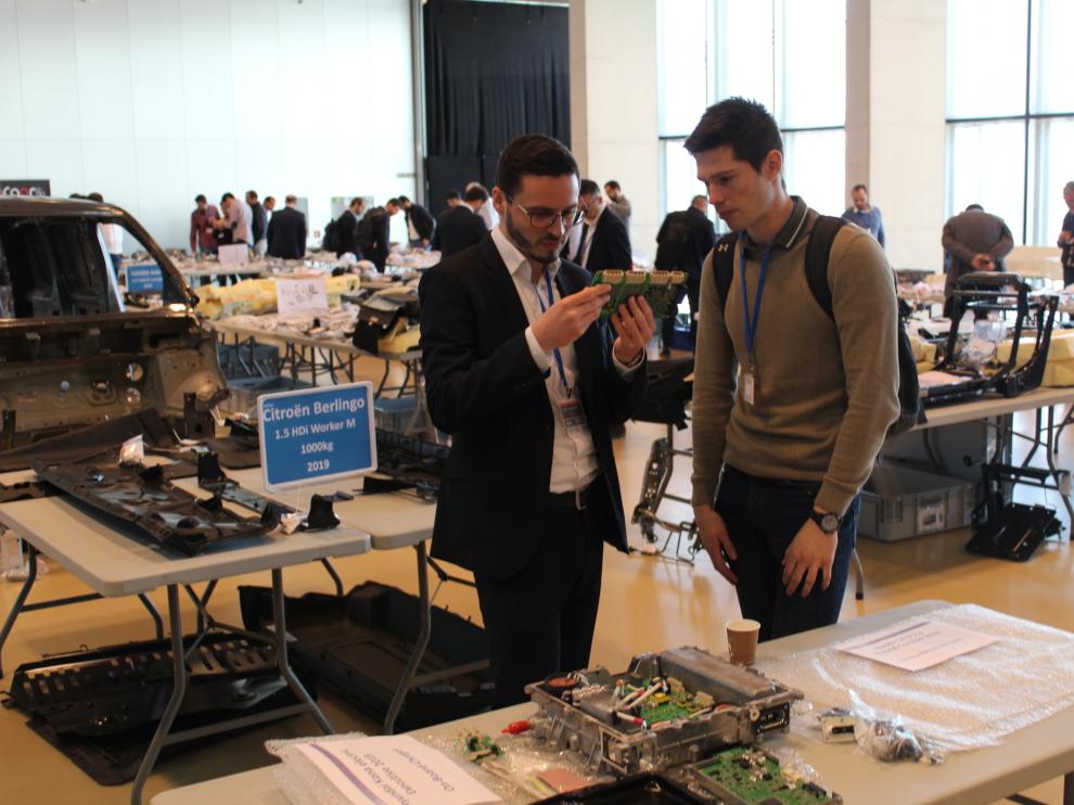 Algunos de los participantes en la feria de vehículos híbridos y eléctricos inaugurada hoy en el Palacio de Congresos de la Expo.