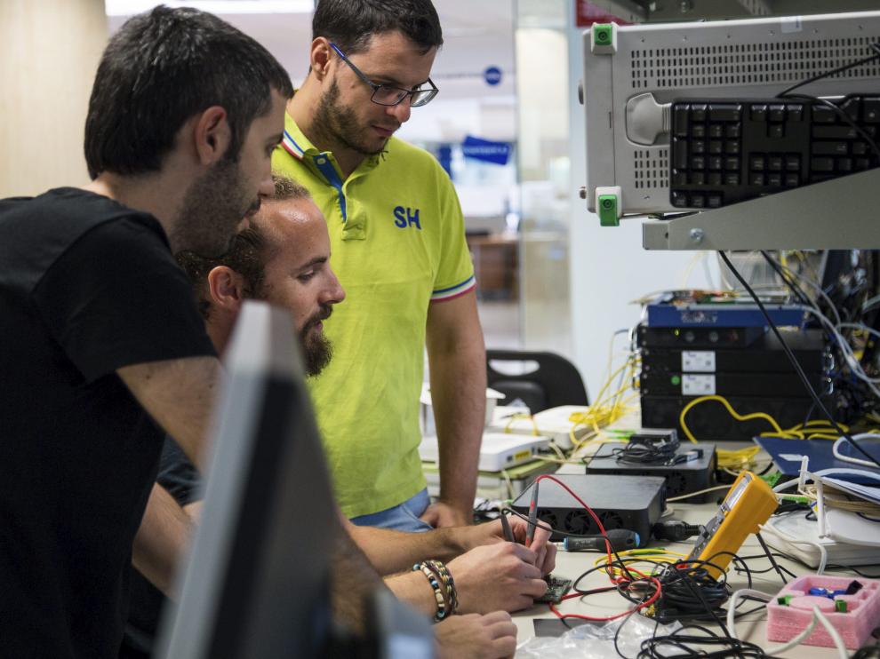 Trabajadores de Telnet, en las instalaciones de la empresa en La Muela.