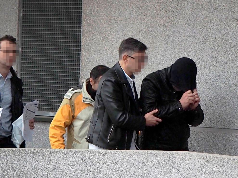 El sospechoso por el homicidio de su pareja en Lugo, escoltado a su entrada a los calabozos.
