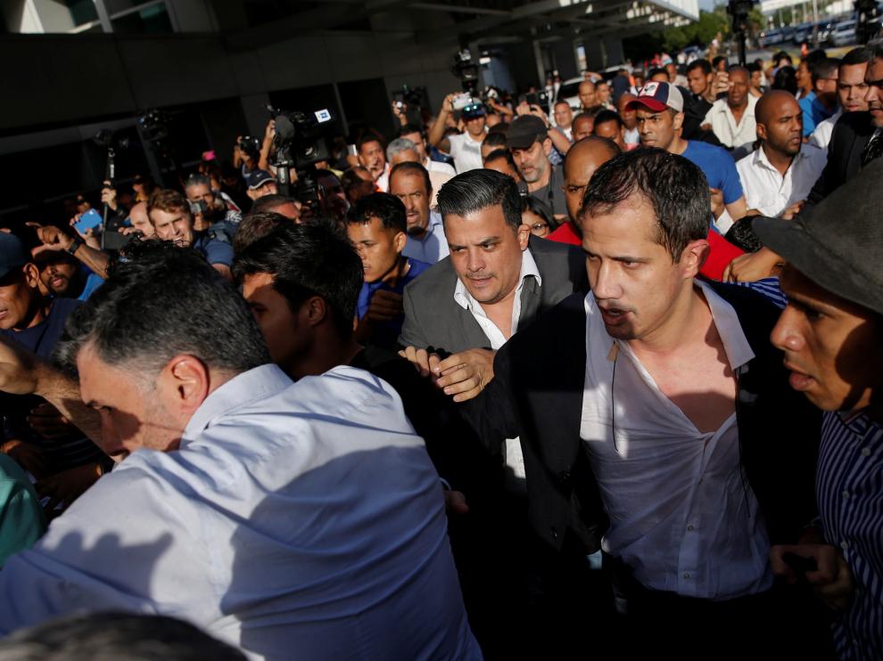 Guaidó, escoltado en las inmediaciones del Aeropuerto Simón Bolivar