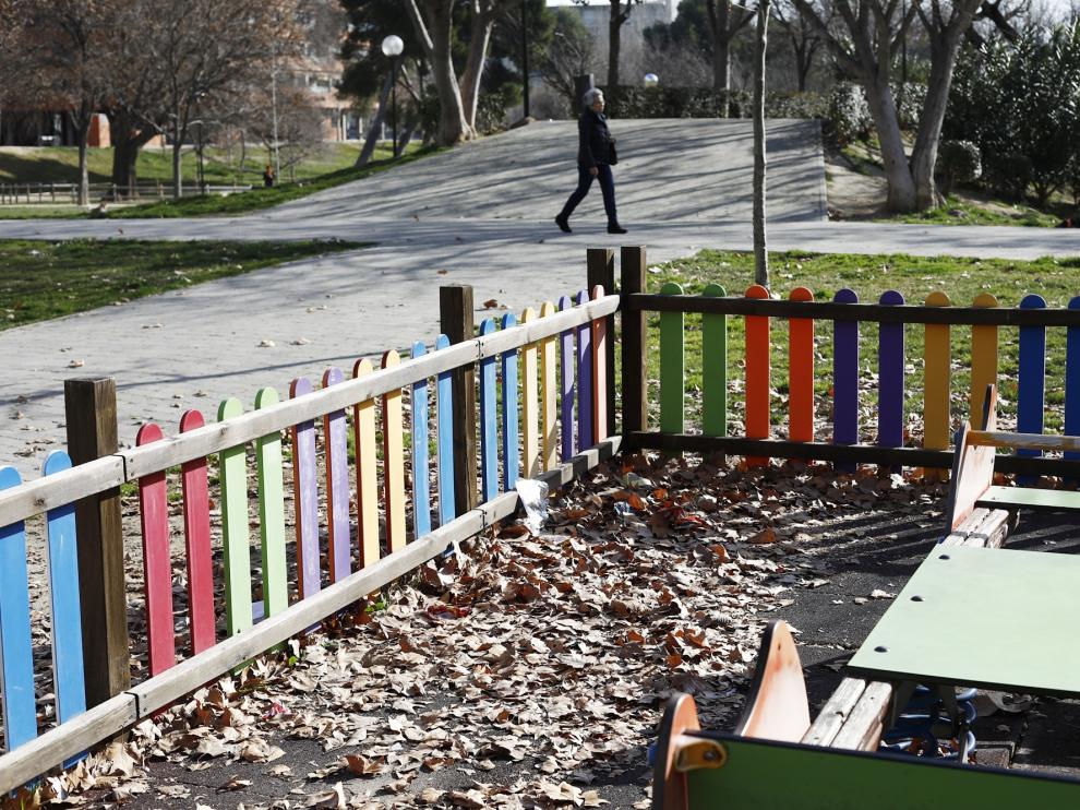 Hojas acumuladas en el interior de un parque infantil del parque Bruil.