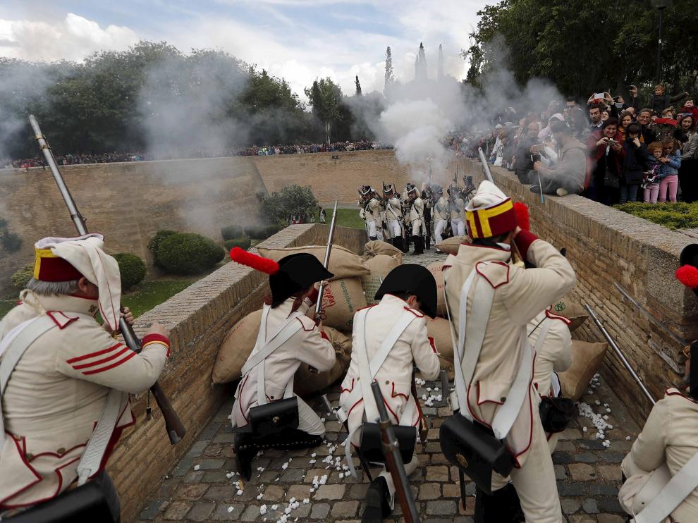 La anterior recreación de los Sitios de Zaragoza terminó en el palacio de la Aljafería y ante miles de personas