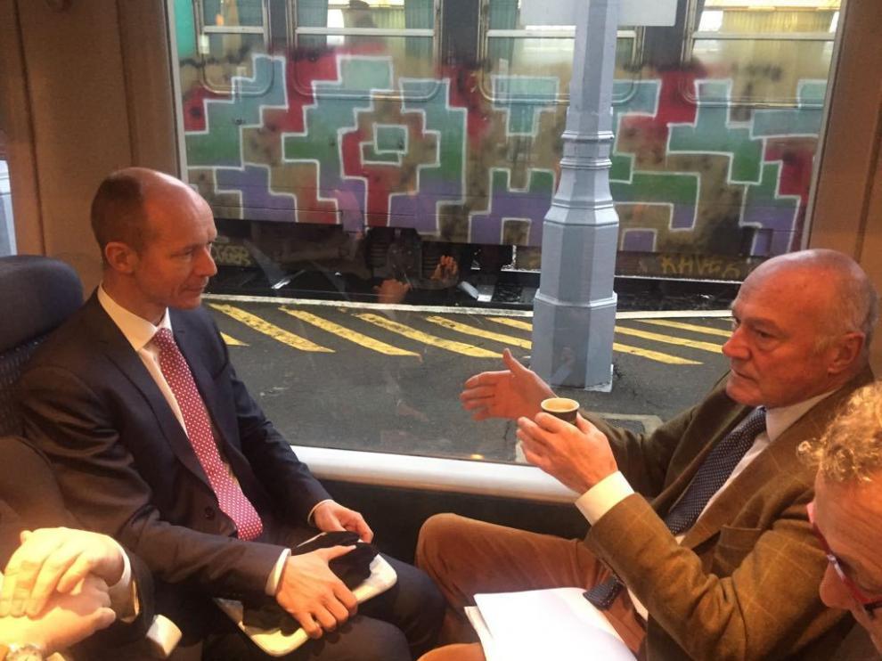 El director de Transporte de la Comisión Europea, Rudd Huijters, en el tren junto al presidente de Nueva Aquitania, Alain Rousset, en 2017, cuando se firmó el primer dossier del Mecanismo Conectar Europa (MEC) en Canfranc.