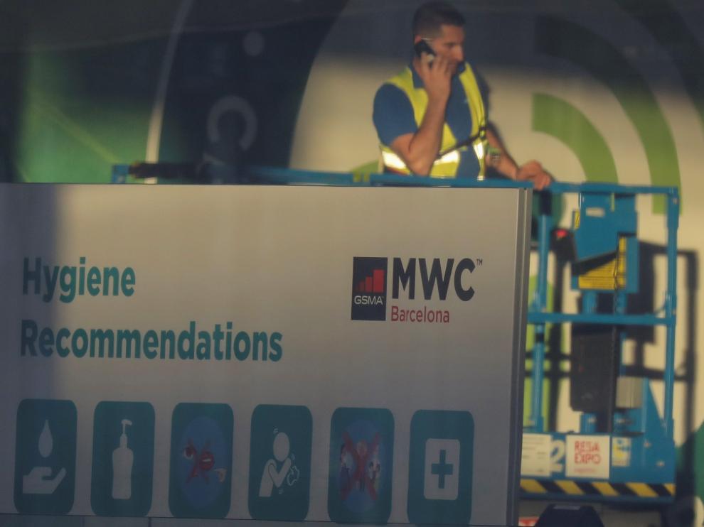 Un operario trabajando en el montaje de la feria en Barcelona