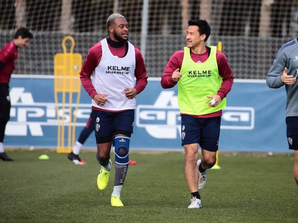 Doukoure corre junto a Okazaki durante el entrenamiento del marte.