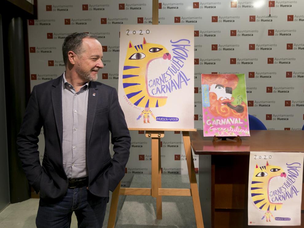 El concejal de Cultura y Fiestas de Huesca, Ramón Lasaosa, junto a los carteles del carnaval
