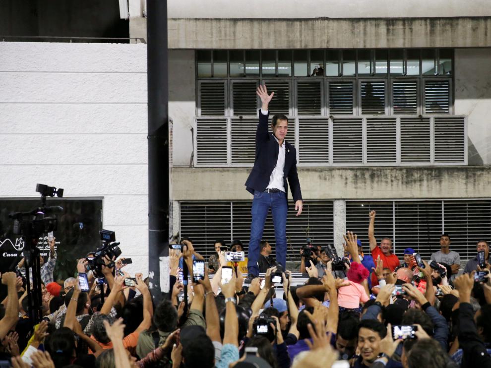 Guaidó saluza a sus simpatizantes durante un encuentro en Caracas este martes.