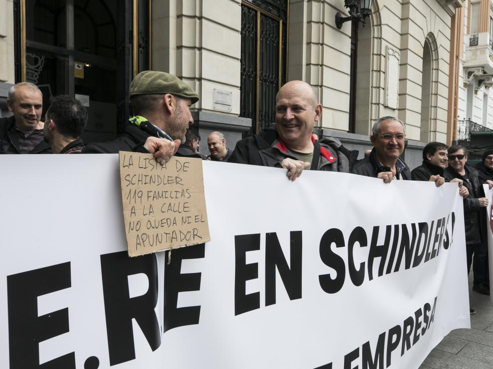Protesta hoy de los trabajadores de Schindler en la plaza de España aprovechando la jornada de huelga parcial.