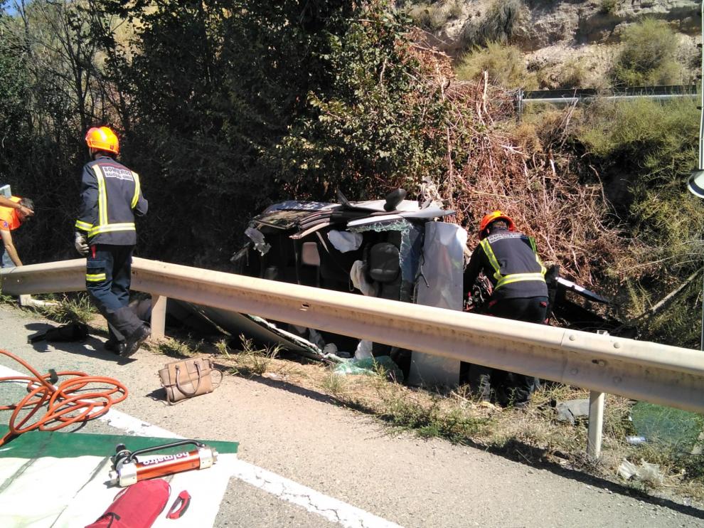 Intervención de los bomberos del Bajo Cinca en un accidente de tráfico.