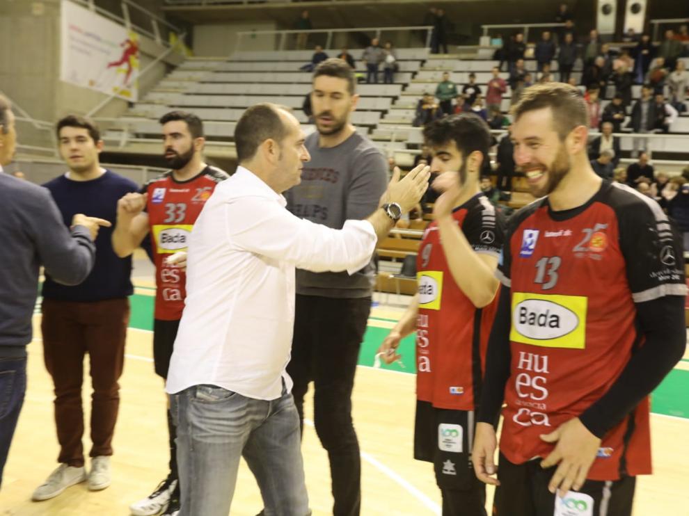 Jose Nolasco celebra con sus jugadores la victoria ante el Liberbank Cantabria Sinfín.