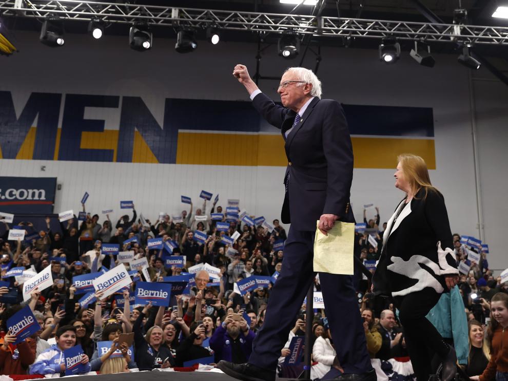 Sanders celebra su victoria junto a su mujer