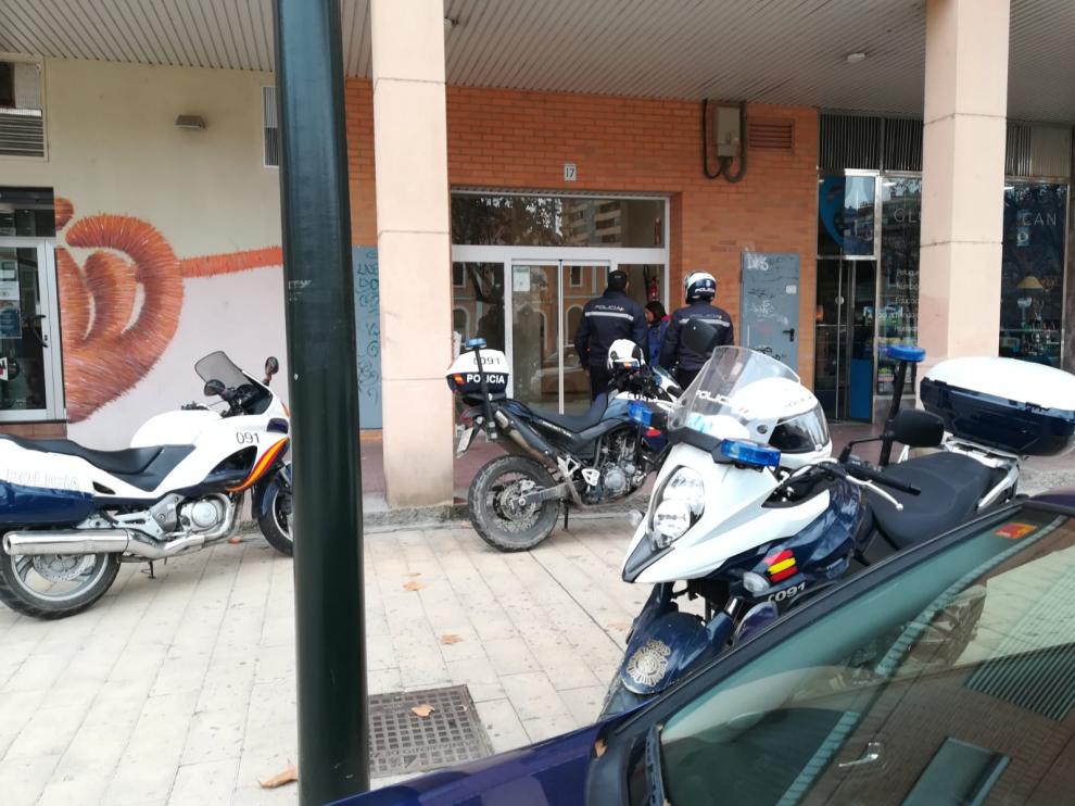 Un hombre acuchilla a una joven a la puerta de su casa en Zaragoza