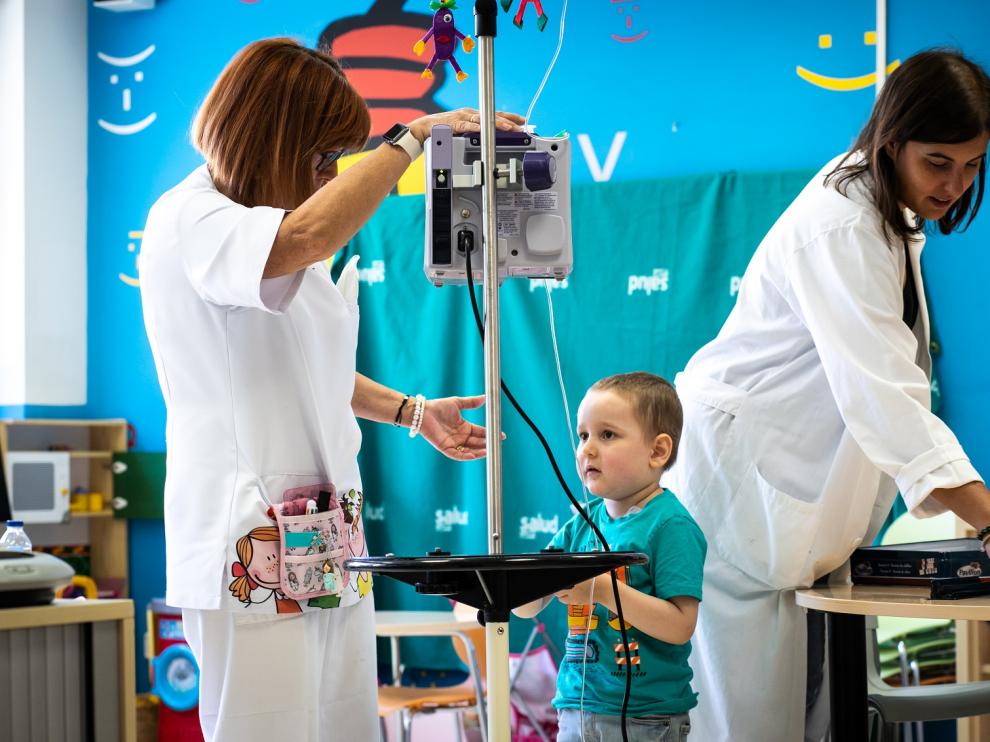 un niño de Aspanoa en el aula hospitalaria del Servet
