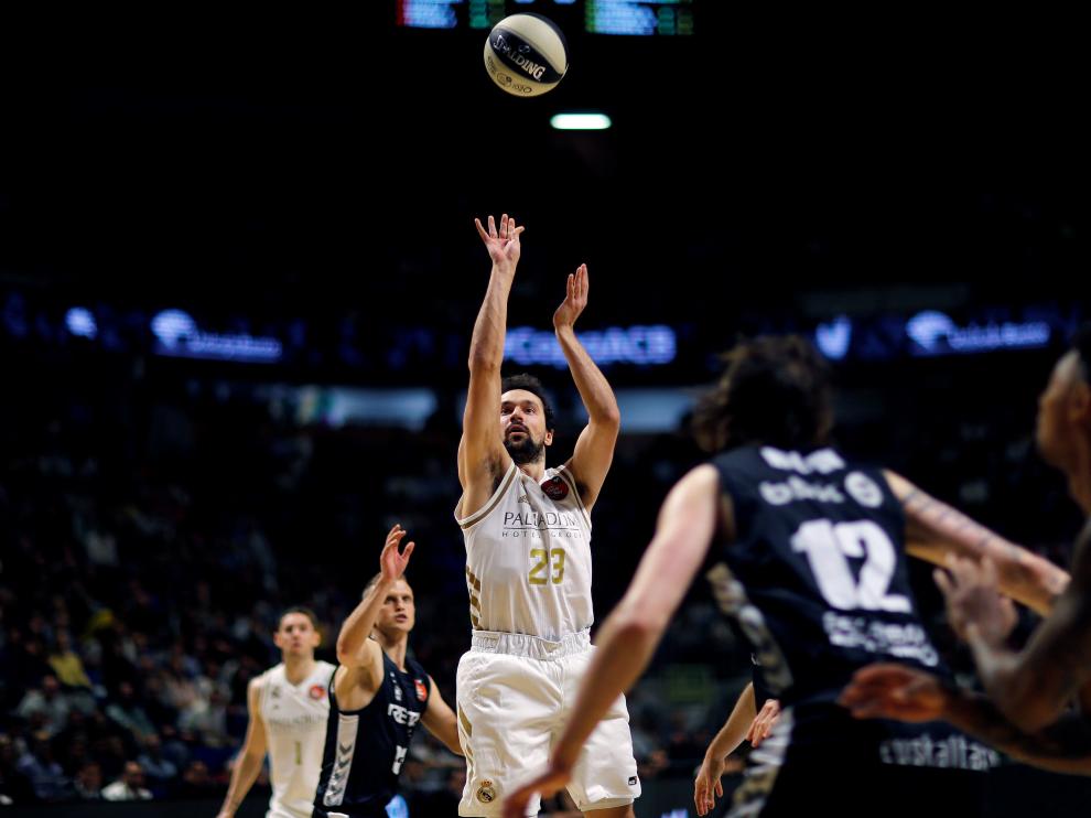 Acción del partido de semifinales de la Copa del Rey entre el Real Madrid y el Bilbao Basket.