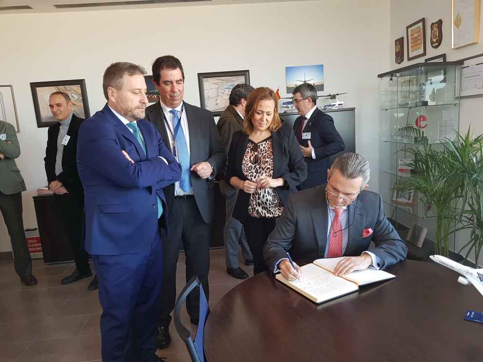 Rafael Morón, directivo de Airbus, firma la aceptación de la nave de logística del aeropuerto ante los consejersos Mayte Pérez y José Luis Soro y el director del aeropuerto, Alejandro Ibrahim.